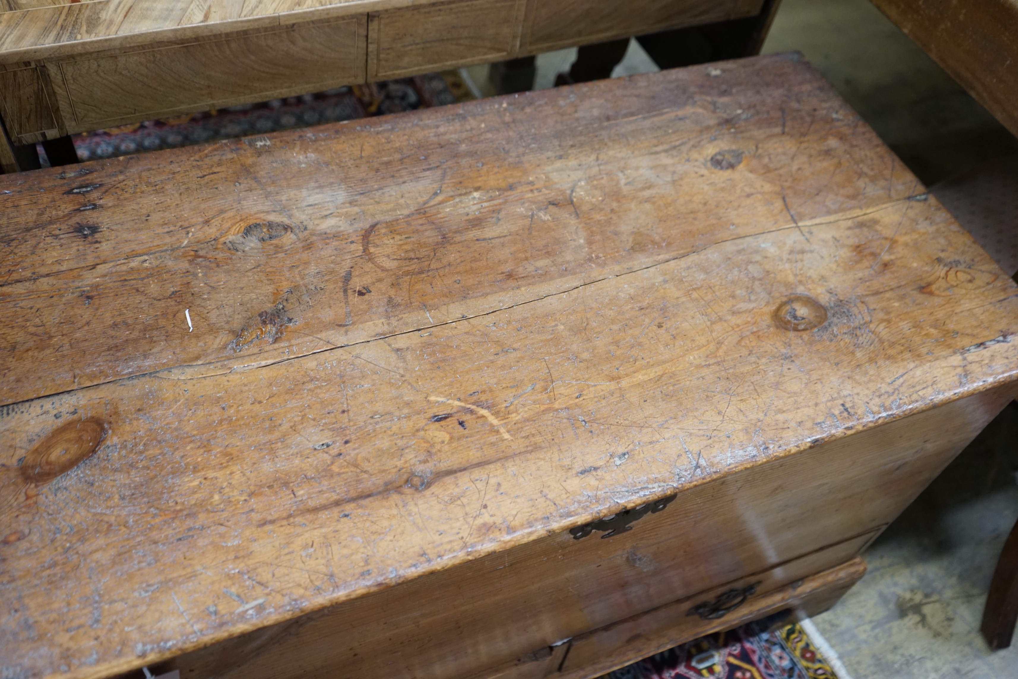 An 18th century pine mule chest, width 95cm, depth 49cm, height 62cm
